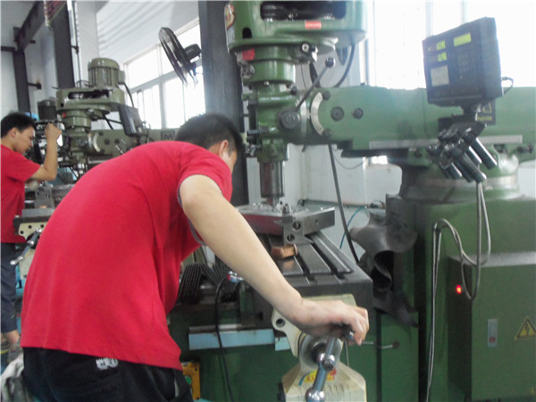 旭錦塑膠模具有限公司，模具車(chē)間人員工作操作