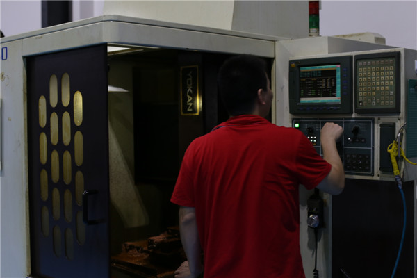 旭錦塑膠模具有限公司，模具部