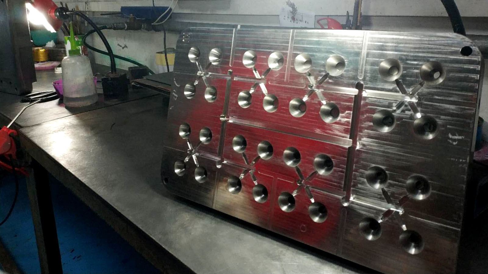 旭錦塑膠模具，模房